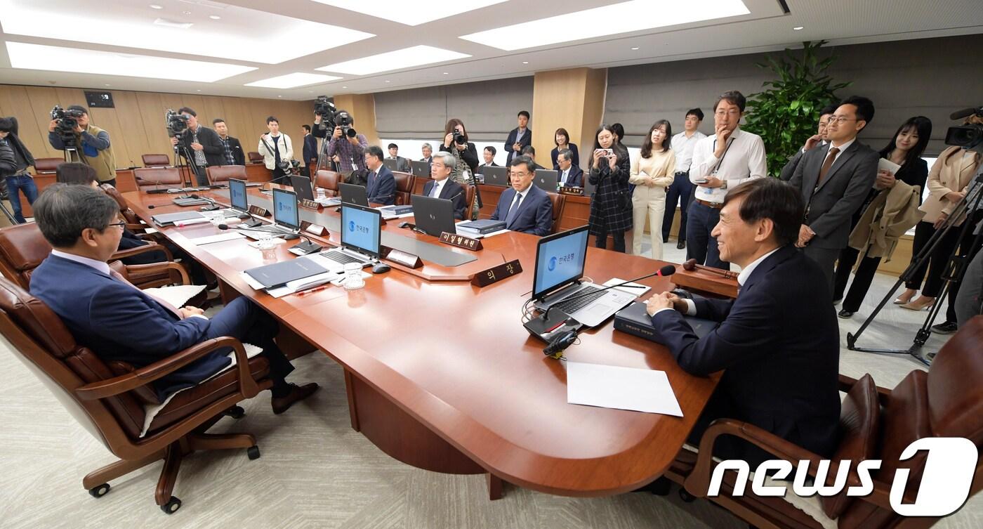 이주열 한국은행 총재가 지난달 18일 서울 중구 한국은행에서 열린 금융통화위원회 정례회의를 주재하고 있다. 2018.10.18/뉴스1 ⓒ News1 유승관 기자