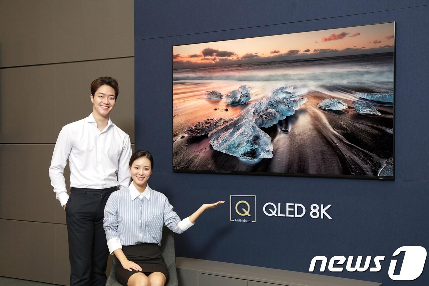본문 이미지 - 삼성전자가 다음달 1일부터 국내에 정식 판매하는 'QLED 8K' TV 제품.(삼성전자 제공) ⓒ News1