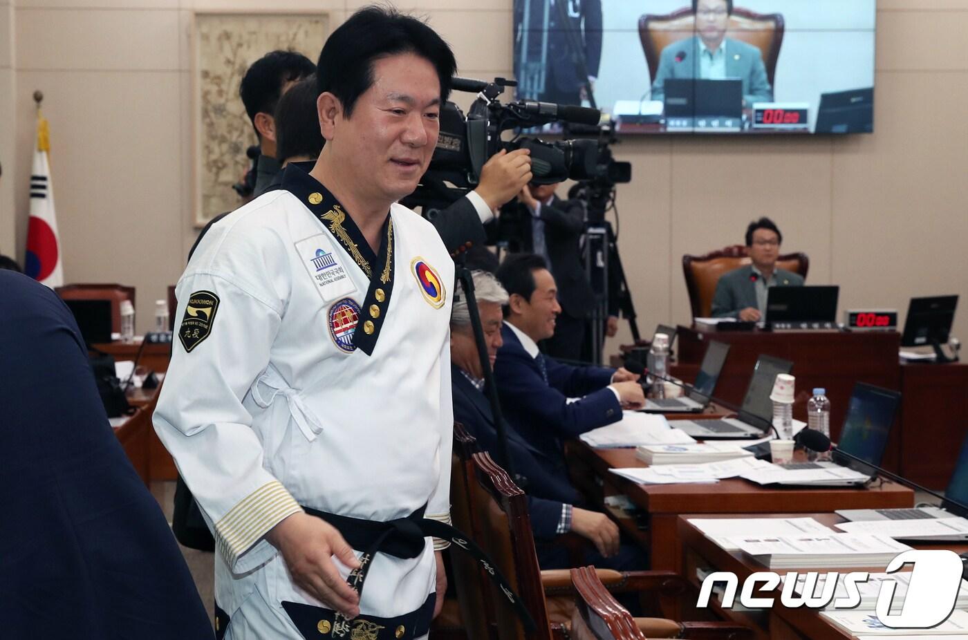 본문 이미지 - 이동섭 바른미래당 의원이 18일 서울 여의도 국회에서 열린 문화체육관광위원회 국정감사에 태권도복을 입고 나와 의원들과 인사를 나누고 있다. 2018.10.18/뉴스1 ⓒ News1 민경석 기자