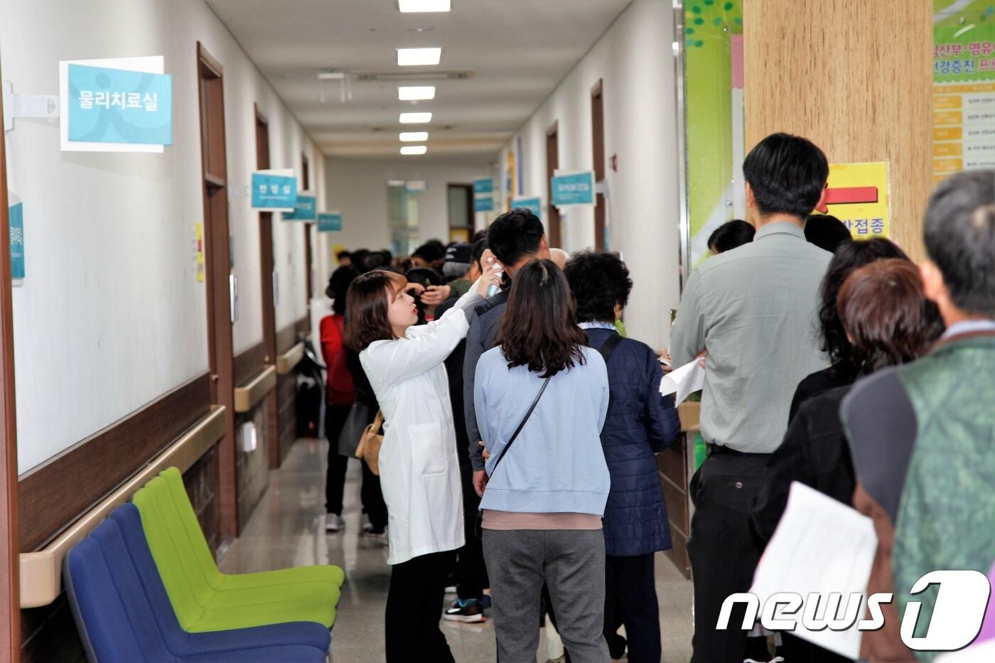 독감 백신 유료접종이 시작된 18일 오전 예방접종을 받으려는 수많은 시민들이 순천시보건소 건물 안에서 긴 줄을 이루고 있다. 유료접종은 오는 26일까지 진행되며 보건소 접종료는 7500원이다.2018.10.18/뉴스1 ⓒ News1 지정운 기자