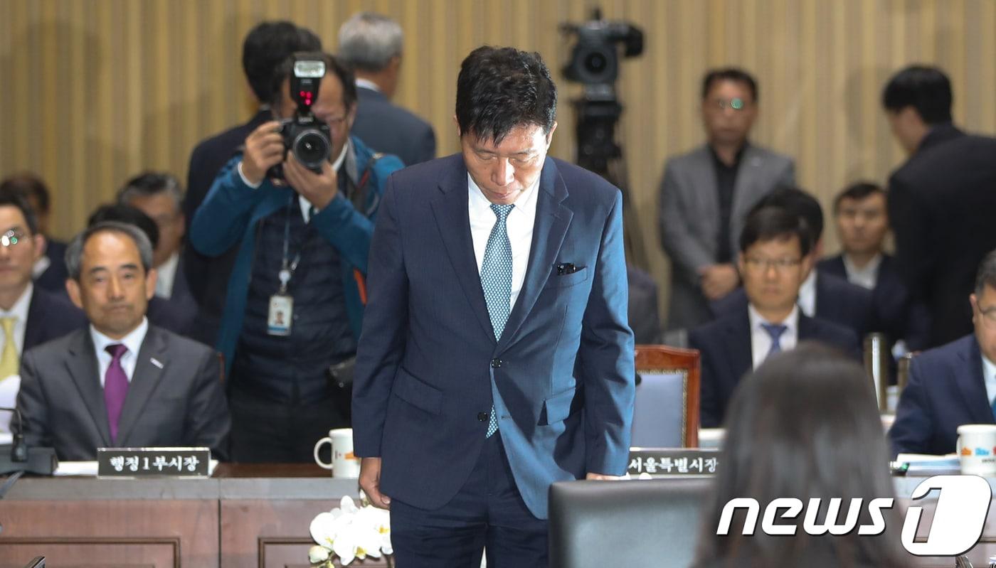 본문 이미지 - 김태호 서울교통공사 사장이 18일 서울시청에서 열린 국회 행정안전위원회의 서울시청 국정감사에 증인으로 출석해 고개숙여 인사하고 있다. 2018.10.18/뉴스1 ⓒ News1 허경 기자