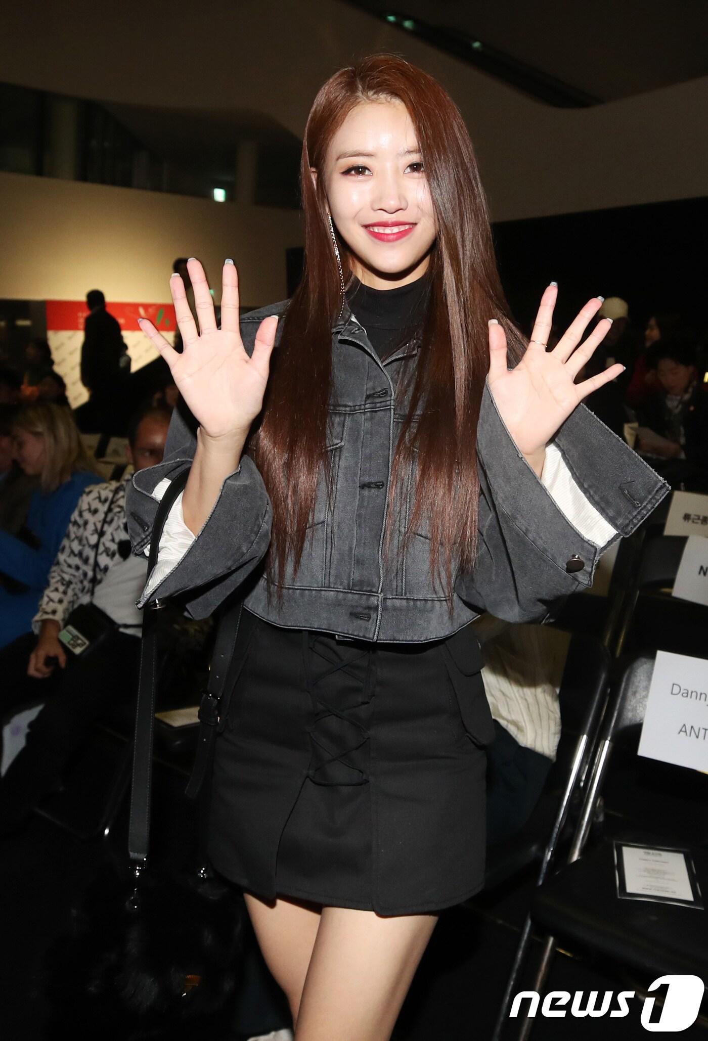 본문 이미지 - 러블리즈 이미주가 18일 서울 중구 을지로 281 동대문디자인플라자(DDP)에서 열린 '2019 S/S 헤라서울패션위크' 더 갱(THE GANG) 컬렉션에 참석해 사랑스러운 인사를 하고 있다. 2018.10.18/뉴스1 ⓒ News1 권현진 기자