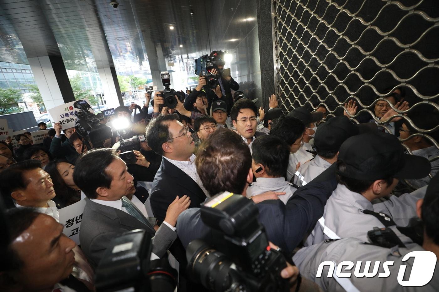 본문 이미지 - 김성태 자유한국당 원내대표가 18일 오후 서울시청 앞에서 청년일자리 탈취 고용세습 엄중수사 촉구 긴급 규탄대회를 열고 있다. 2018.10.18/뉴스1 ⓒ News1 안은나 기자