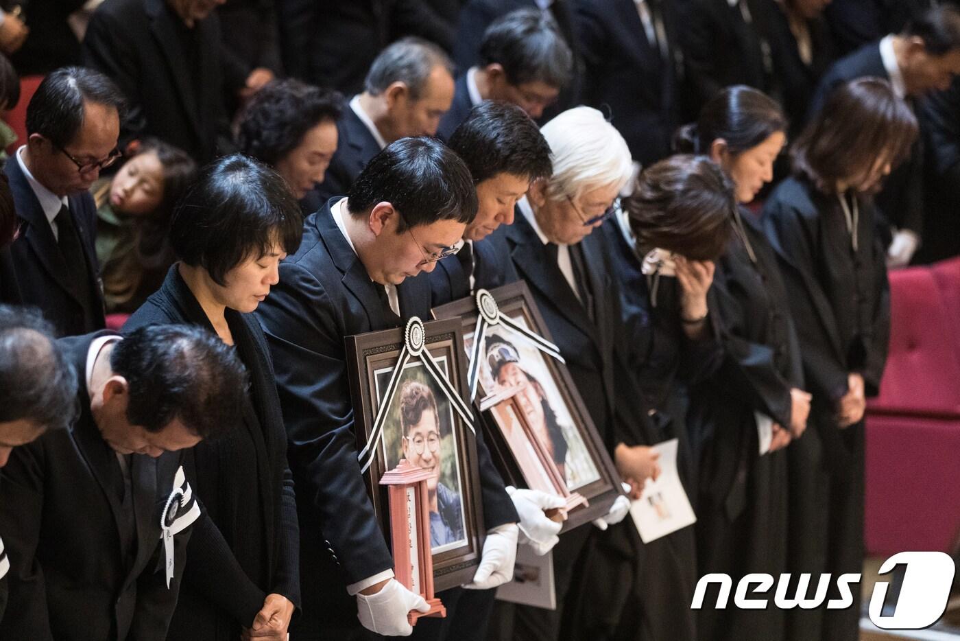 본문 이미지 - 19일 서울 동대문구 서울시립대 대강당에서 열린 2018 코리안웨이-구르자히말 원정대 故김창호, 故임일진, 故유영직, 故이재훈, 故정준모 산악인 합동 영결식에서 유가족을 비롯한 참석자들이 묵념하고 있다. 숨진 대원들은 새로운 등정로 '코리안웨이' 개척을 위해 지난 9월28일 네팔로 떠나 히말라야 구르자히말(7193m)을 등반하던 중 베이스캠프에서 강풍에 휩쓸리는 불의의 사고를 당했다. 2018.10.19/뉴스1 ⓒ News1 유승관 기자
