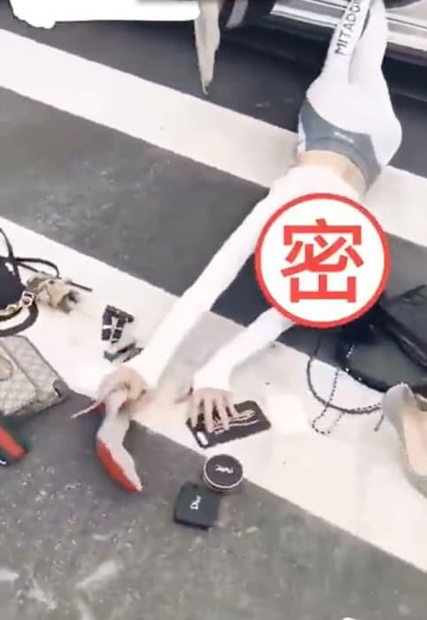 본문 이미지 - 발은 차에 걸려 있고, 바닥에는 명품 핸드백, 구두, 지갑 등이 널려 있다 - 위챗 갈무리