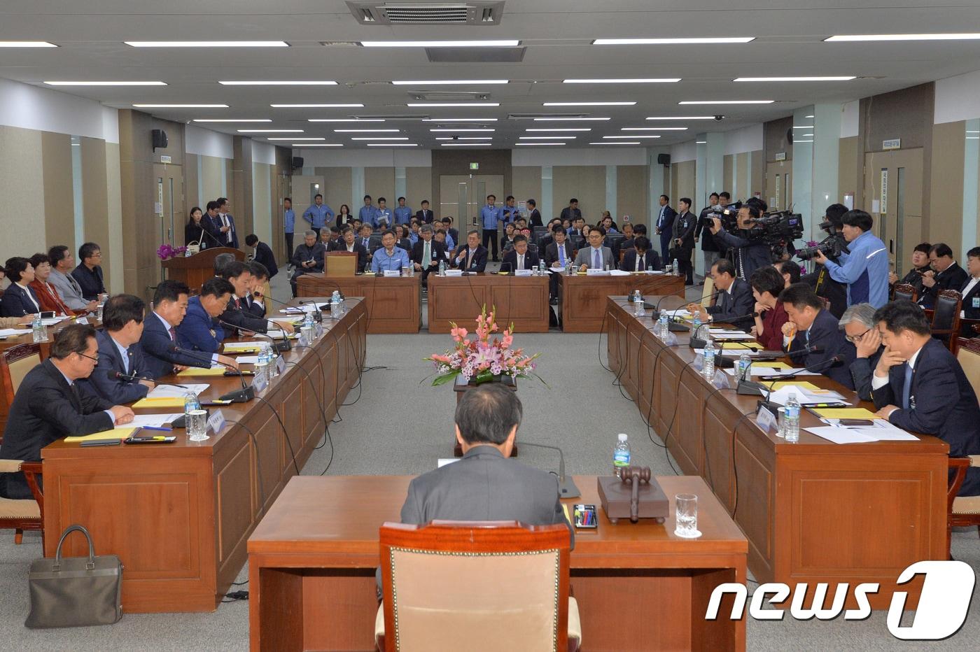 본문 이미지 - 지난 19일 국회 산업통상자원중소벤처기업위원회의 경북 경주시 한국수력원자력 월성1호기에 대한 국정감사가 1호기 대회의실에서 열리고 있다. 2018.10.19/뉴스1 ⓒ News1 최창호 기자