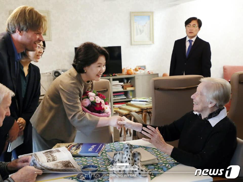 본문 이미지 - 문재인 대통령 부인 김정숙 여사가 지난 10월19일 오전(현지시간) 벨기에 루벤 '드 윈거드' 치매요양시설을 방문해 어르신과 악수하고 있다. (청와대 페이스북) 2018.10.19/뉴스1