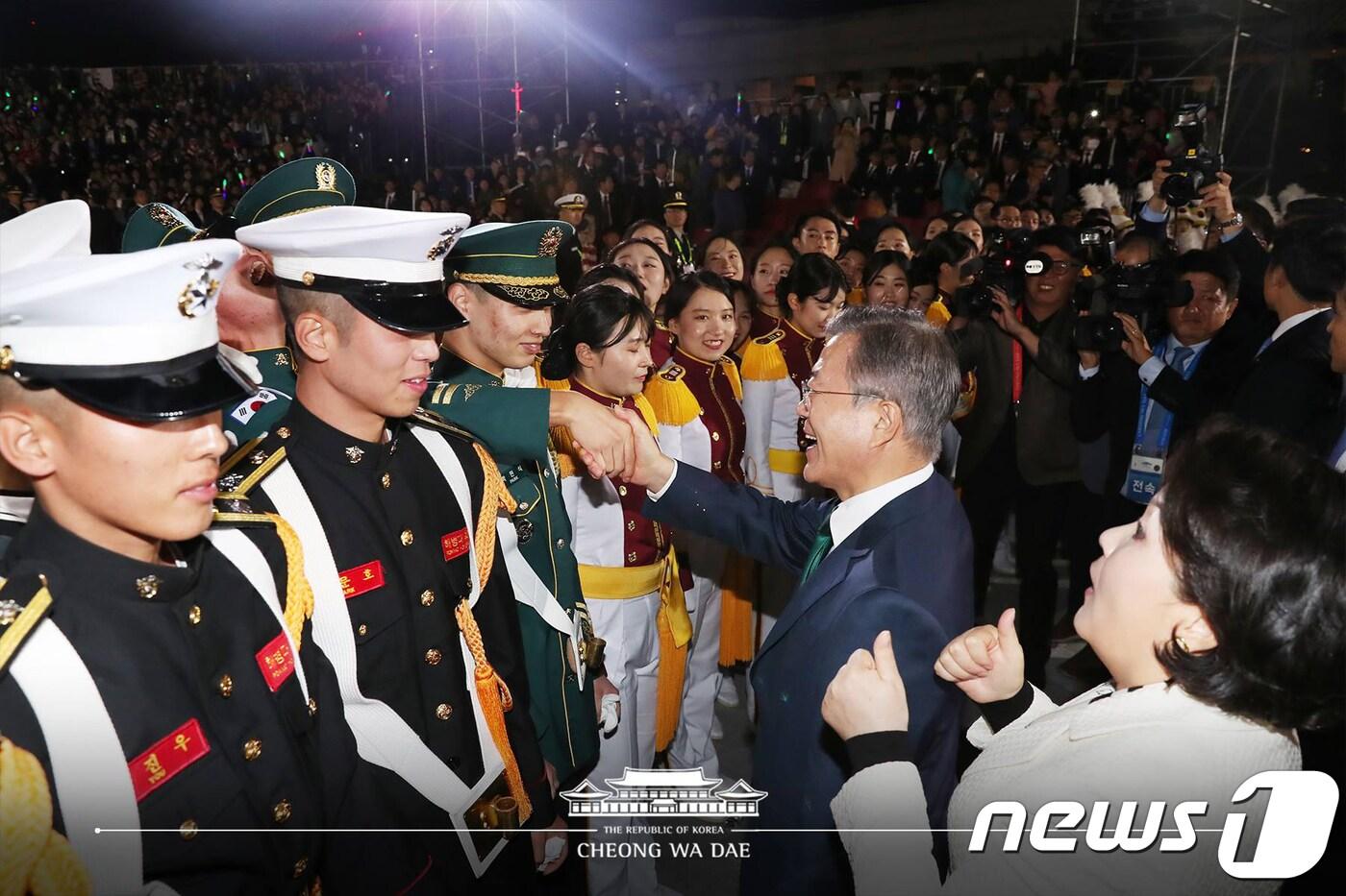 문재인 대통령이 지난 10월1일 서울 용산구 전쟁기념관 평화의 광장에서 열린 제70주년 국군의 날 기념식에서 장병들과 악수하고 있다. (청와대 페이스북) 2018.10.1/뉴스1