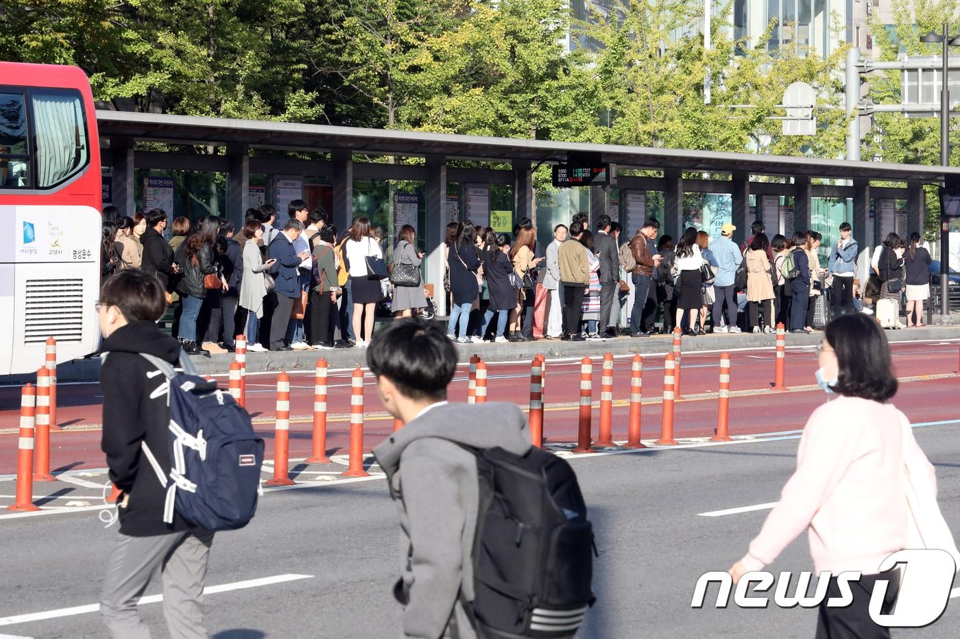 본문 이미지 - 경기 고양시 일산동구 백석역 부근 버스정류장에서 출근길 시민들이 줄지어 서 버스를 기다리고 있다./뉴스1 ⓒ News1 황기선 기자