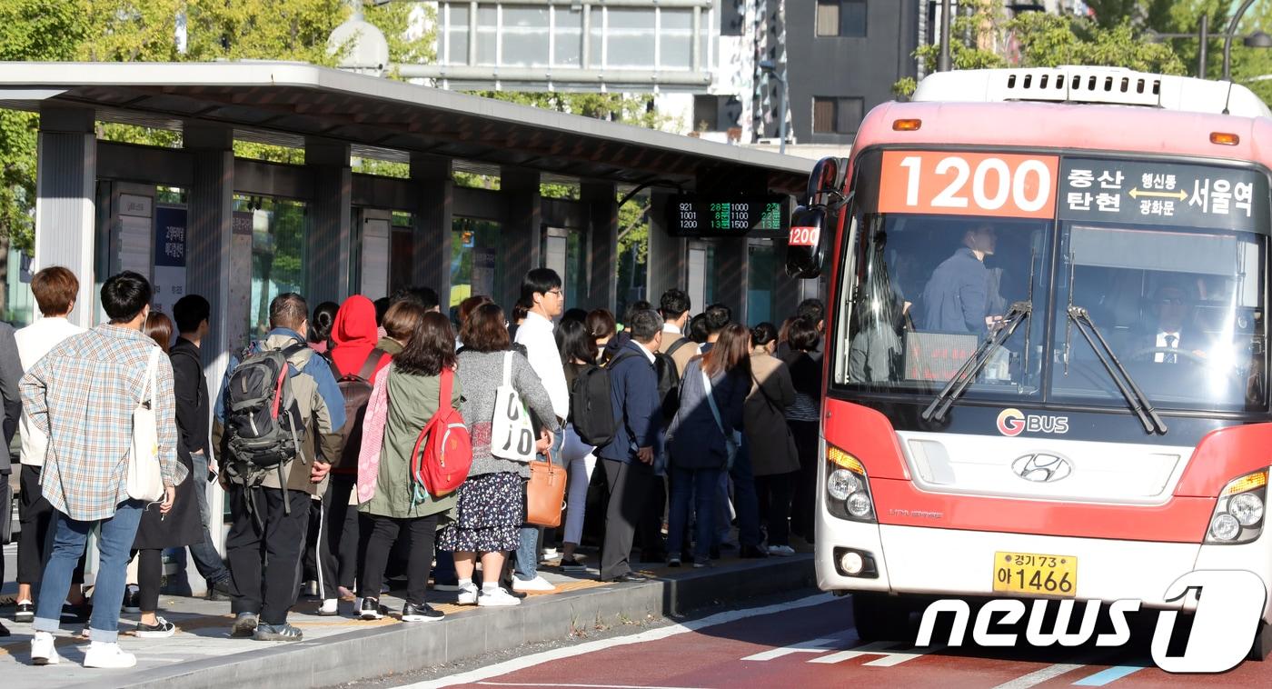 본문 이미지 - 2일 새벽 수도권 지하철 3호선 대곡역과 백석역 사이에서 선로 점검 중이던 야간작업차량이 선로 중간에 멈춰섰다. 이날 서울방향 지하철 운행이 중단되자 경기 고양시 일산동구 백석역 부근 버스정류장에서 출근길 시민들이 줄지어 서 버스를 기다리고 있다.2018.10.2/뉴스1 ⓒ News1 황기선 기자
