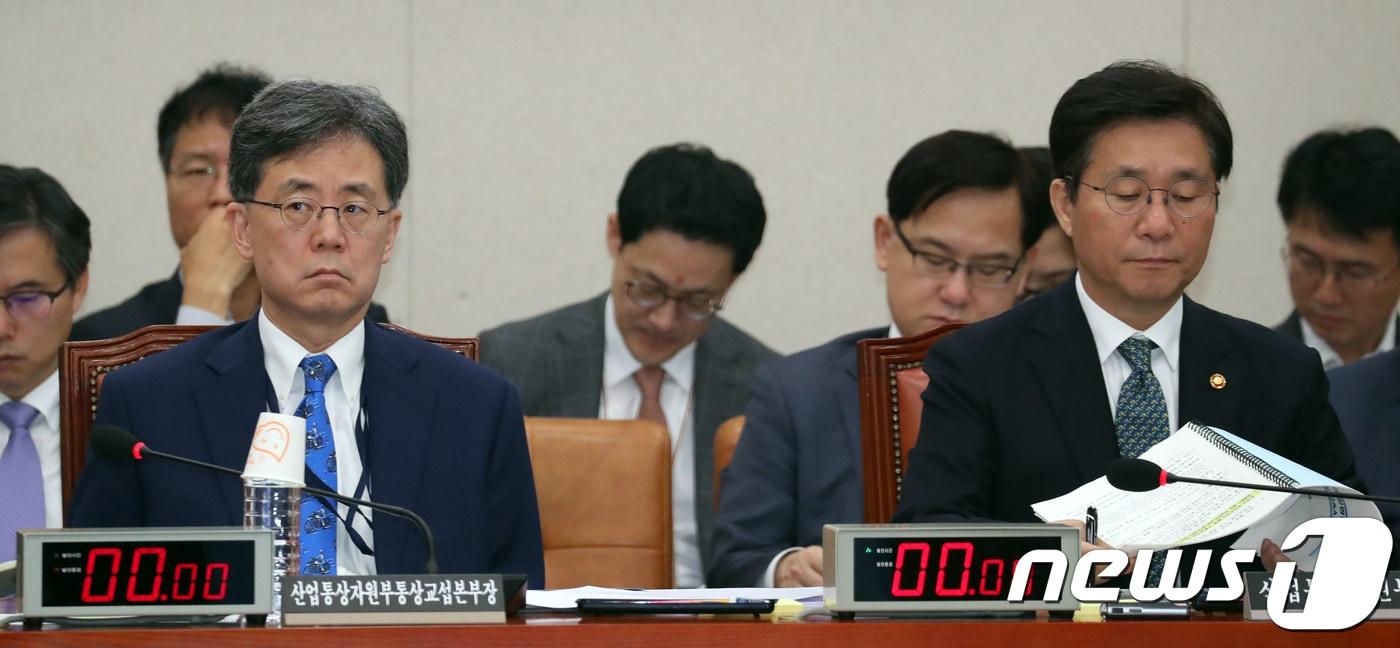 본문 이미지 - 성윤모 산업통상자원부 장관(오른쪽)과 김현종 통상교섭본부장이 지난 2일 국회 산업통상자원중소벤처기업위원회 전체회의에서 의원들의 질의를 듣고 있다. 김명섭 기자