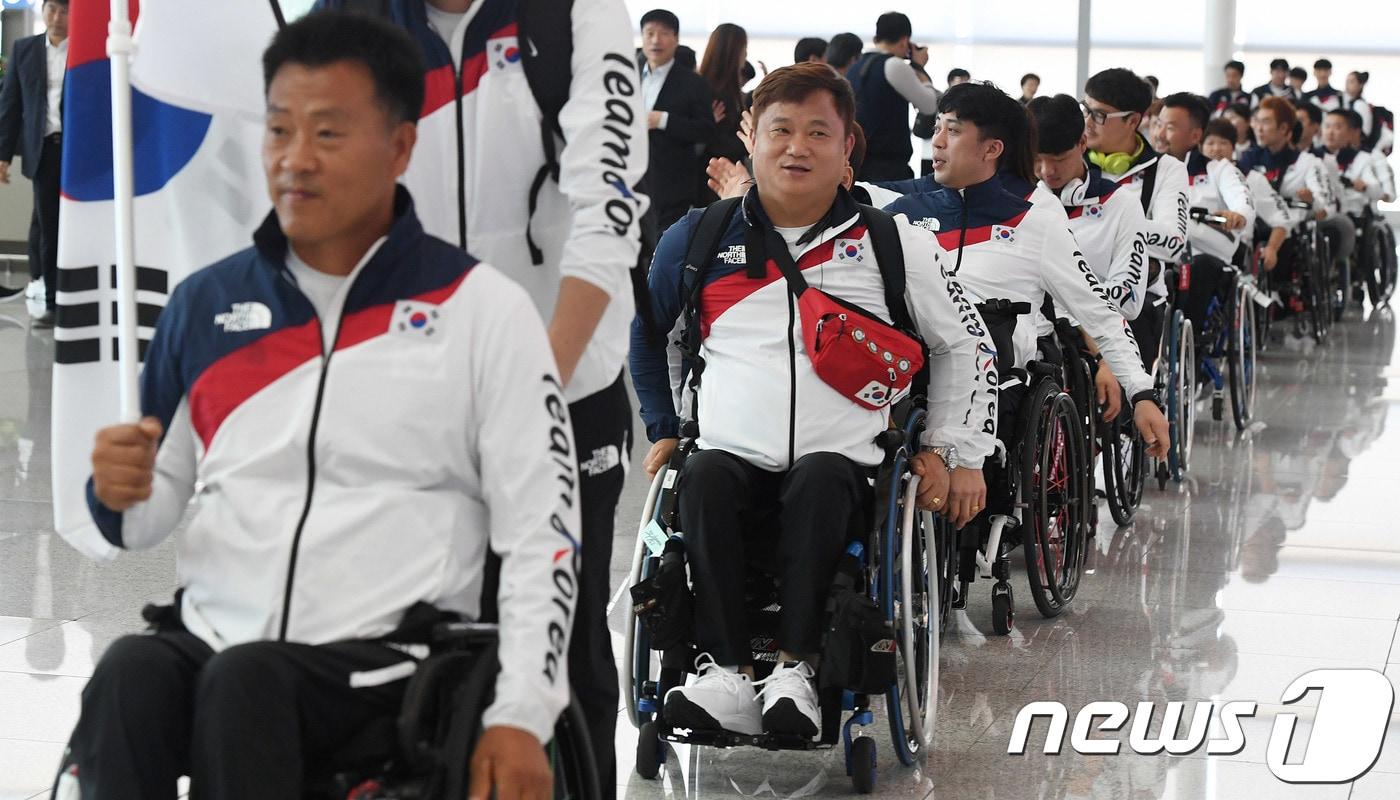 본문 이미지 - 2일 오후 인천국제공항 제2여객터미널 출국장에서 열린 '2018 인도네시아 장애인아시아경기대회 대한민국 선수단 출영식'에서 선수단이 출국하고 있다. 대한민국 선수단은 종합성적 3위를 목표로 17개 종목에 참가해 열전을 벌인다. 2018.10.2/뉴스1 ⓒ News1 사진공동취재단