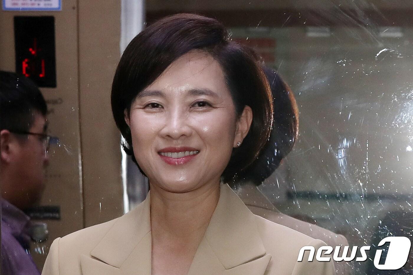 본문 이미지 - 유은혜 신임 사회부총리 겸 교육부 장관이  2일 서울 여의도 국회의원회관 의원실을 나서고 있다.2018.10.2/뉴스1 ⓒ News1 민경석 기자