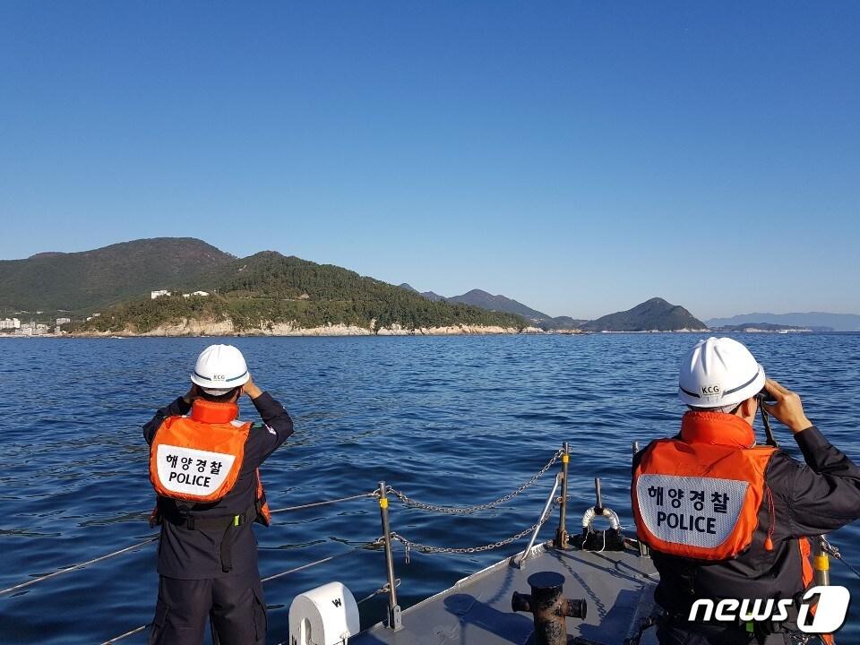 본문 이미지 - 창원해경이 거제 외포항 인근 자살의심자를 집중 수색하고 있다. (창원해경 제공) 2018.10.20/뉴스1 ⓒ News1