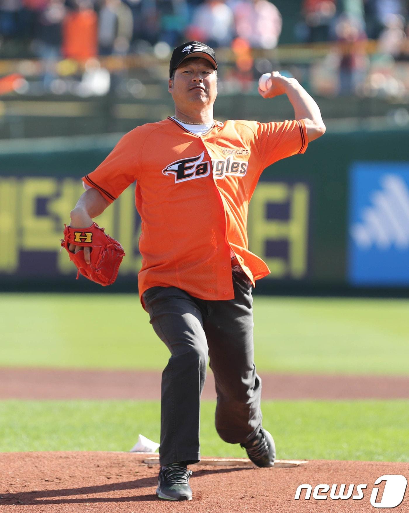 본문 이미지 - 한화 소속으로 활약하며 1999년 한국시리즈 MVP를 수상한 대표 프랜차이즈 구대성. 사진은 구대성이 2018 KBO리그 포스트시즌 준플레이오프 2차전 한화 이글스와 넥센 히어로즈의 경기에 앞서 시구하고 있다. 2018.10.20/뉴스1 ⓒ News1 DB