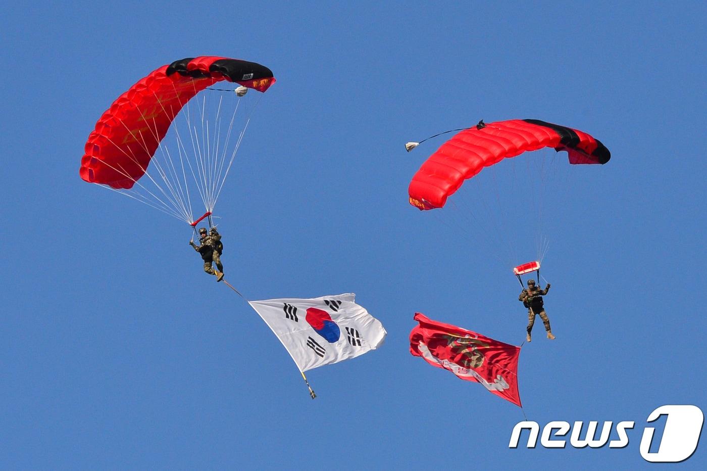 본문 이미지 - 2023 포항 해병대문화축제가 오는 29일부터 이틀간 열린다. 사진은 2018년 10월20일 열린 해병대문화축제 개막식에서 해병대1사단 특수수색대요원들이 고공강하 시범을 보이는 모습. .2018.10.20/뉴스1 ⓒ News1 최창호 기자