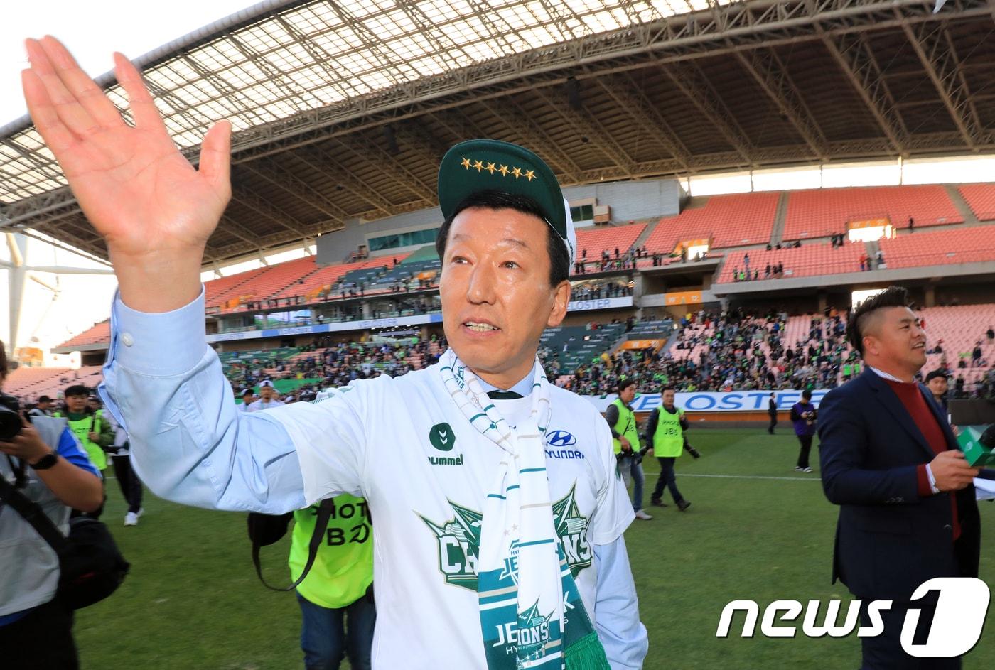 본문 이미지 - 20일 오후 전북 전주시 전주월드컵경기장에서 열린 2018 프로축구 KEB하나은행 K리그1 우승 기념식에서 최강희 감독이 팬들에게 인사를 하고 있다. 전북은 이번 시즌 우승으로 K리그 2년 연속 우승과 통산 6회 우승을 달성했다.2018.10.20/뉴스1 ⓒ News1 문요한 기자