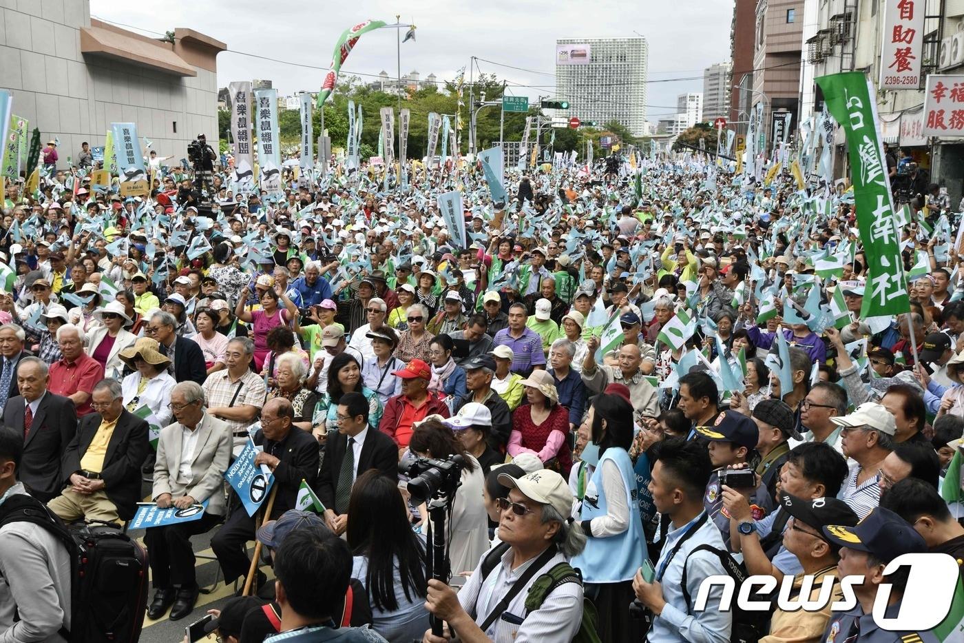 20일 대만독립을 촉구하는 시위가 대만의 수도인 타이베이 민진당 앞에서 열렸다. AFP=뉴스1 ⓒ News1 