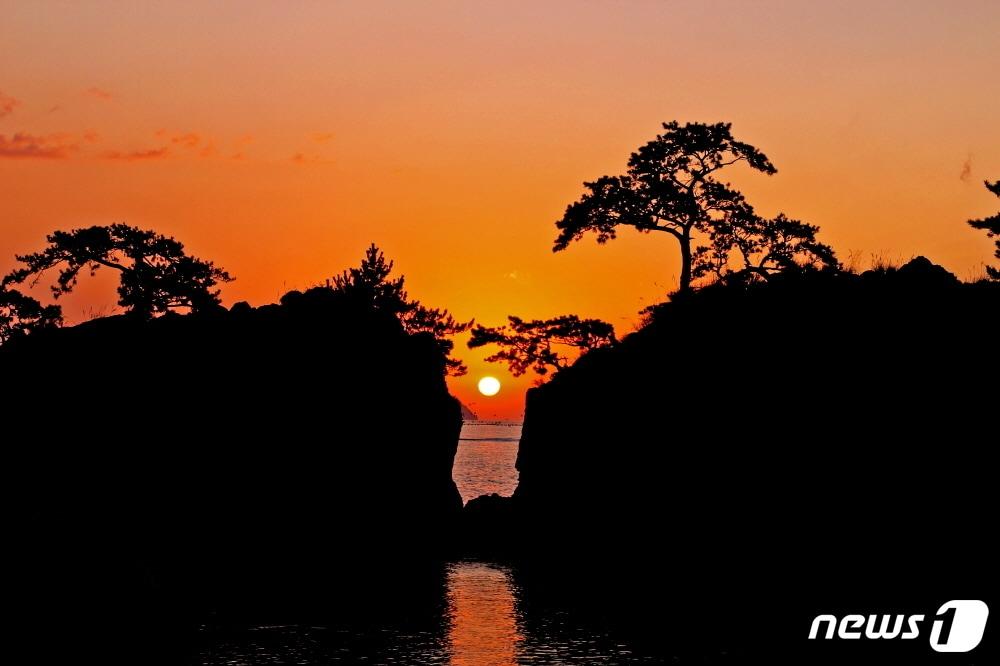 본문 이미지 - 해남 땅끝의 맴섬 일출(해남군 제공)/뉴스1 ⓒ News1