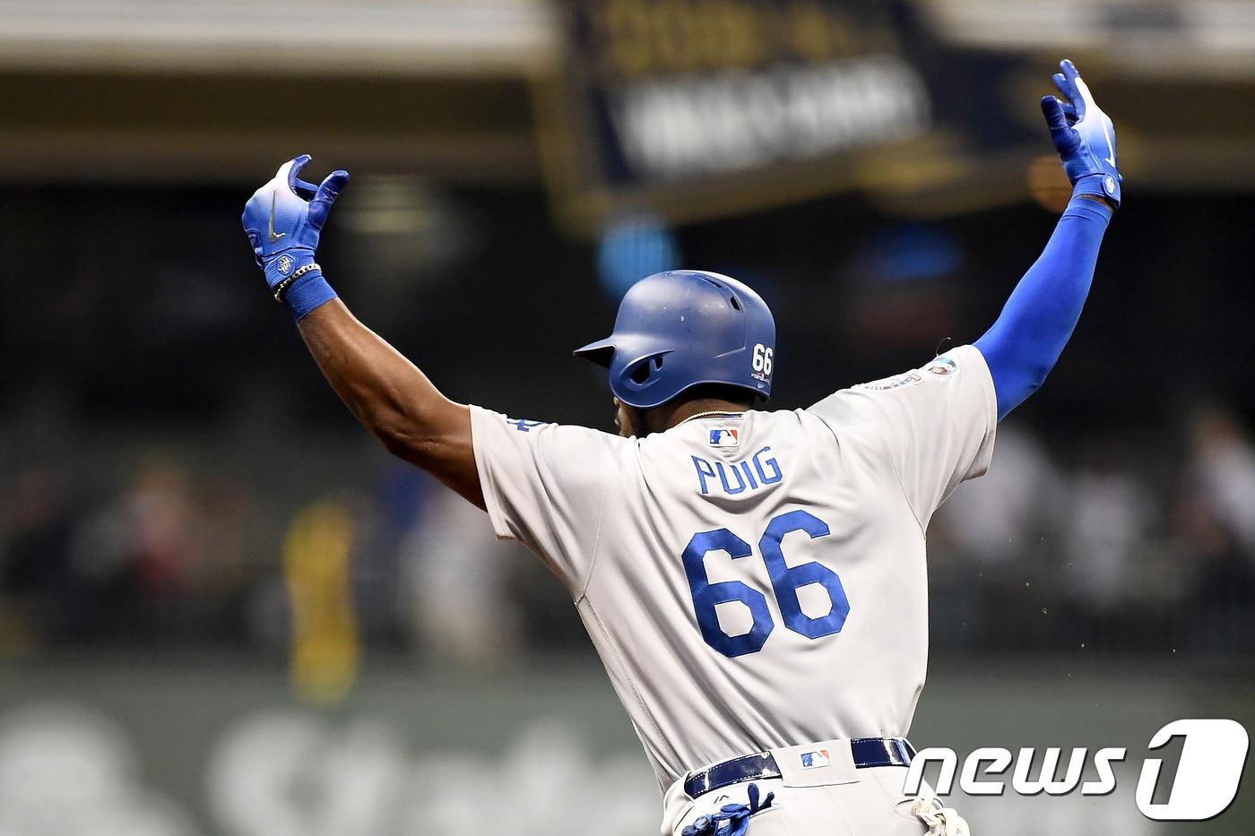 야시엘 푸이그(LA 다저스)가 21일(한국시간) 미국 위스콘신주 밀워키의 밀러파크에서 열린 밀워키 브루어스와의 2018 MLB NLCS 7차전에서 6회초 3점홈런을 터뜨린 뒤 기뻐하고 있다. ⓒ AFP=News1