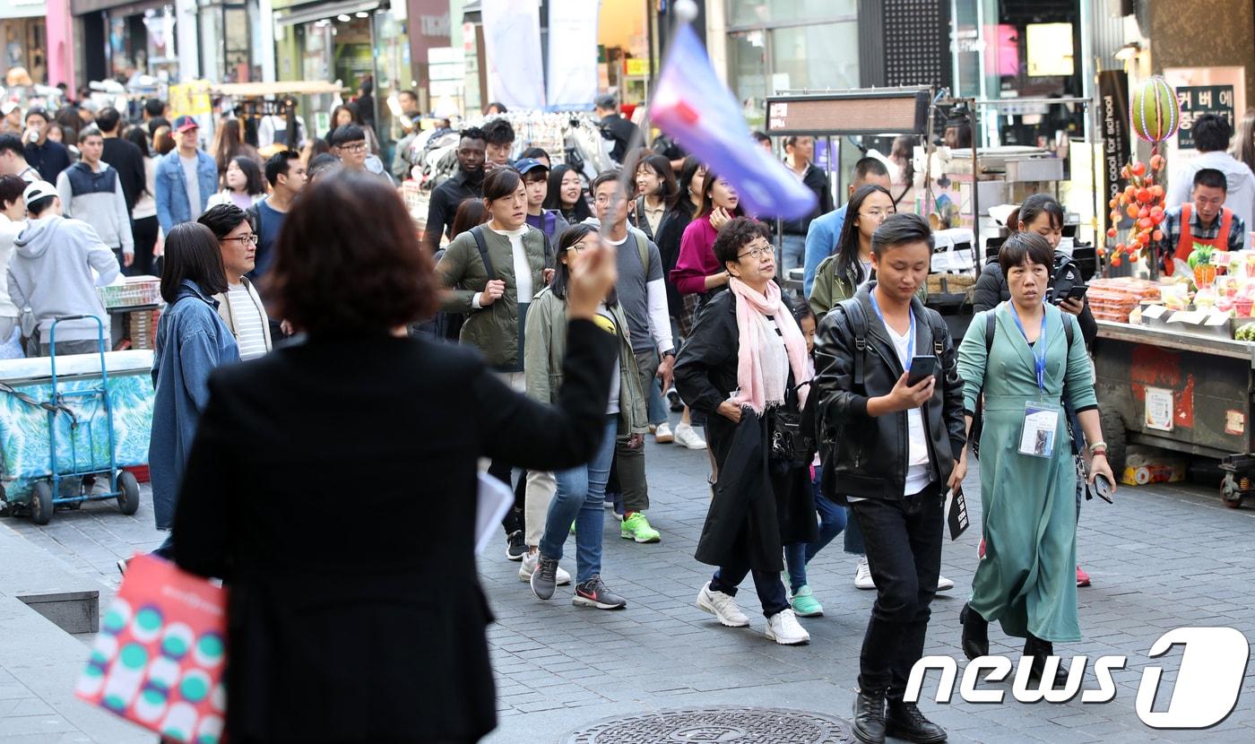본문 이미지 -  서울 중구 명동거리에서 중국인 관광객들이 구경을 하고 있다.  ⓒ News1 안은나 기자