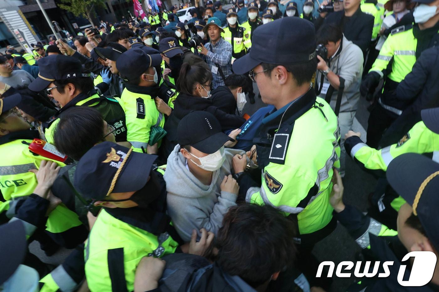 본문 이미지 - 21일 오후 광주 동구 5·18민주광장에서 열린 제1회 광주퀴어문화축제에서 퀴어문화축제를 반대 하는 시민들이 퀴어문화축제 참석자들의 행진을 가로 막으며 항의하고 있다.2018.10.21/뉴스1 ⓒ News1 남성진 기자