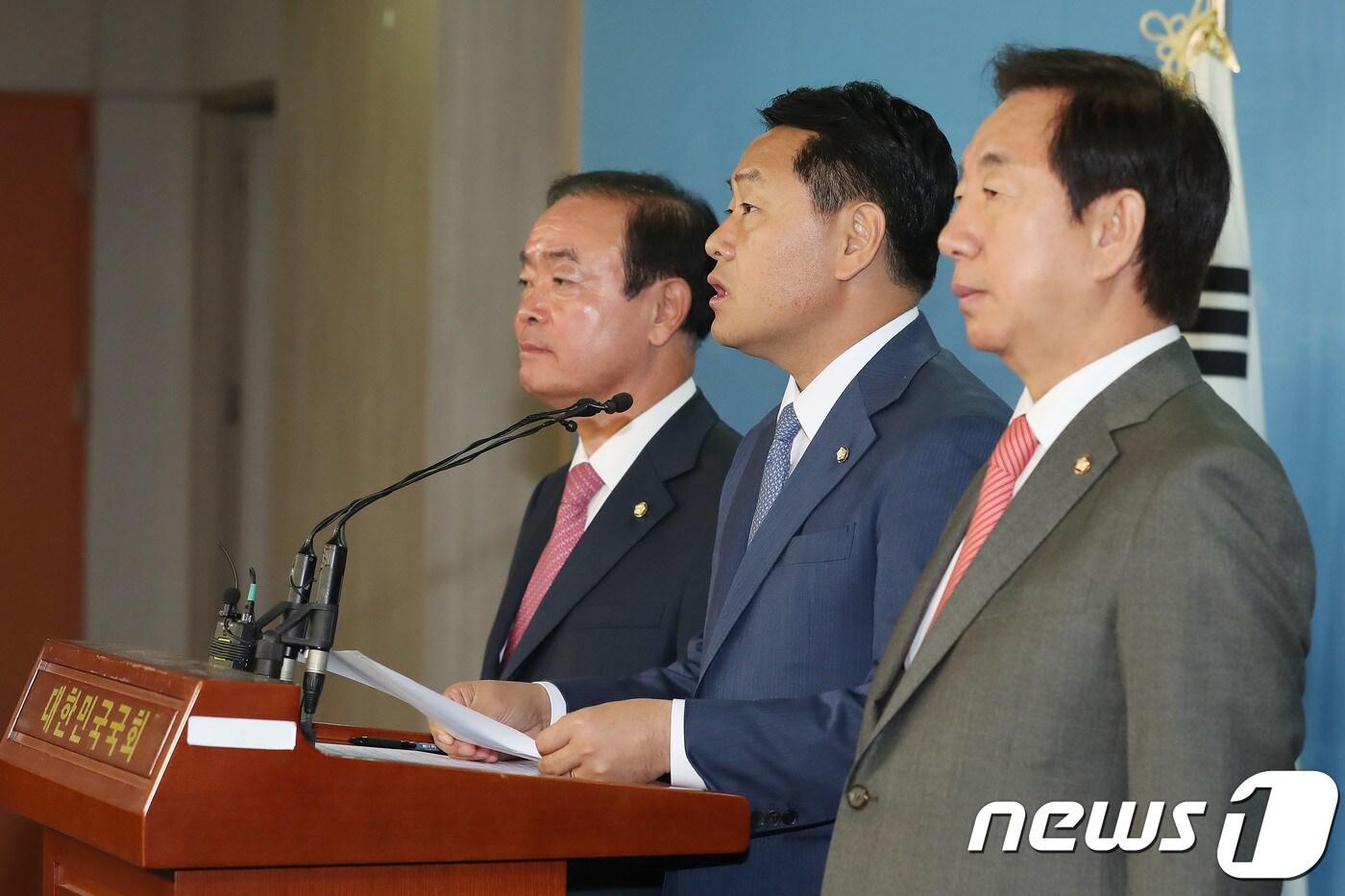 본문 이미지 - 장병완 민주평화당 원내대표(왼쪽부터), 김관영 바른미래당 원내대표, 김성태 자유한국당 원내대표가 지난 22일 오전 서울 여의도 국회에서 기자회견을 갖고 서울교통공사 고용세습 취업비리에 대한 국정조사를 촉구하고 있다. 2018.10.22/뉴스1 ⓒ News1 임세영 기자