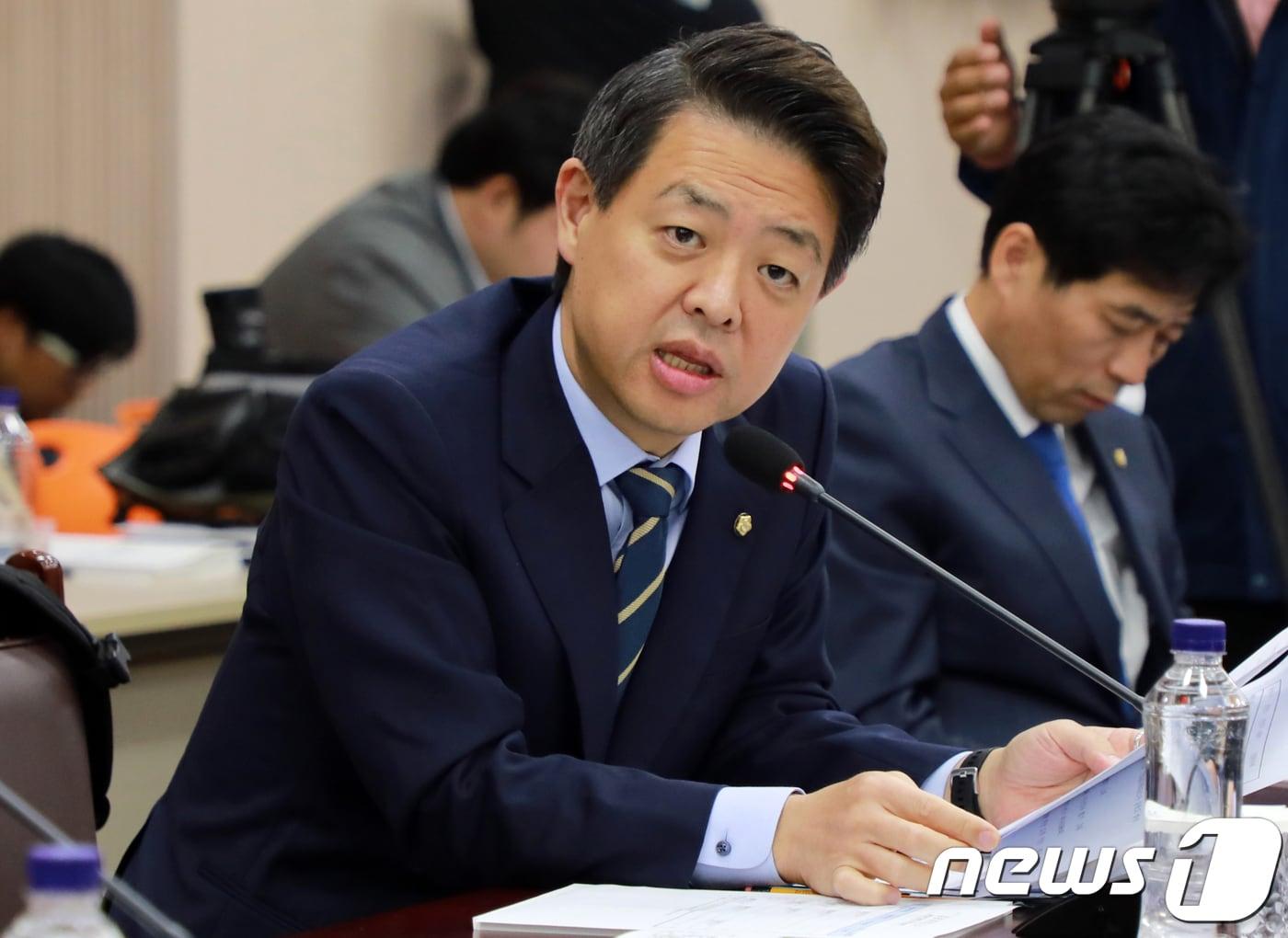 본문 이미지 - 김영호 더불어민주당 의원이 22일 오전 강원도청 신관 대회의실에서 열린 강원도에 대한 국회 행정안전위원회 국정감사에서 최문순 도지사에게 질의를 하고 있다. 2018.10.22/뉴스1 ⓒ News1 하중천 기자