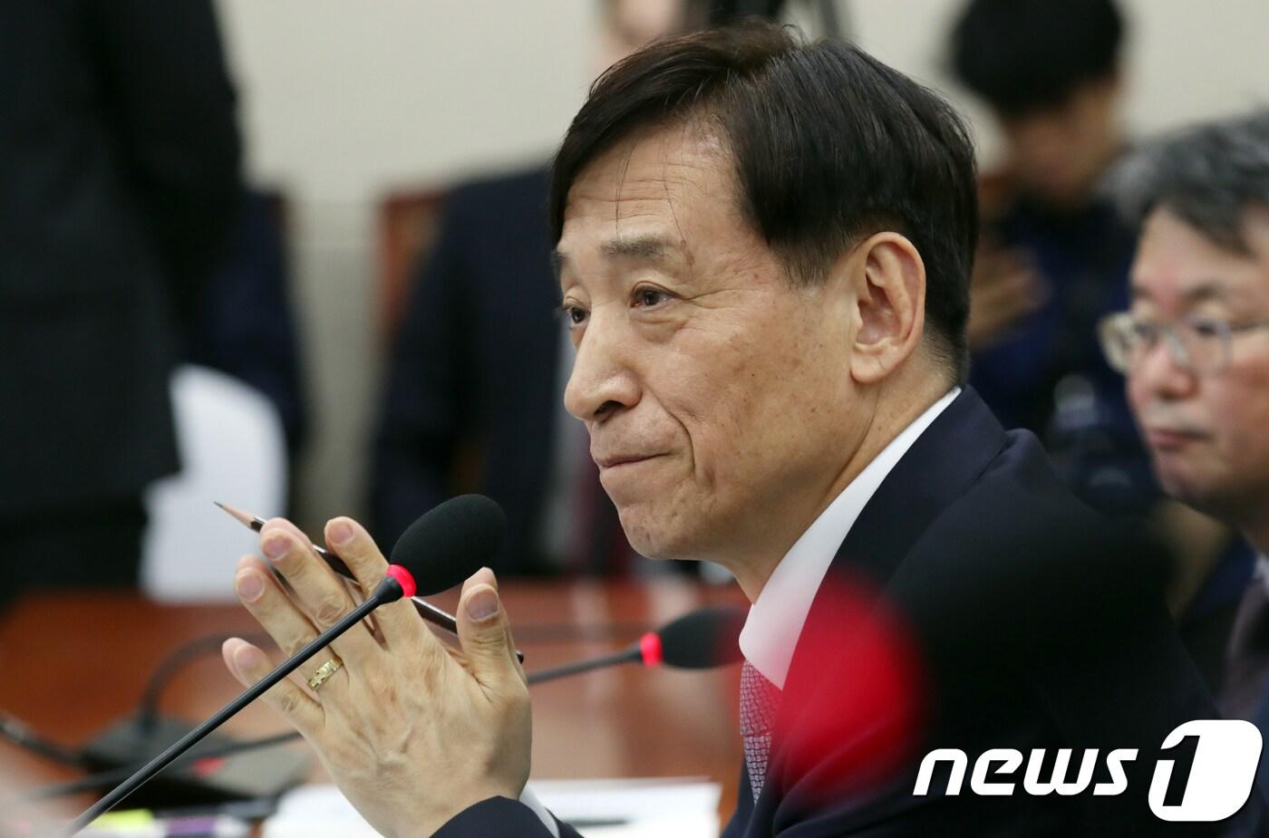 이주열 한국은행 총재가 22일 서울 여의도 국회에서 열린 기획재정위원회의 한국은행에 대한 국정감사에서 의원 질의를 듣고 있다. 2018.10.22/뉴스1 ⓒ News1 김명섭 기자