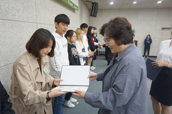 본문 이미지 - 문미란 서울특별시 여성가족정책실장이 아동권리모니터링단 학생들에게 임명장을 수여하는 모습 ⓒ News1