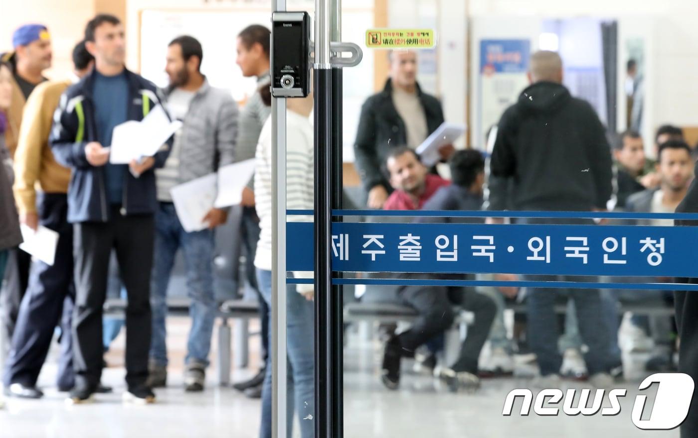 본문 이미지 - 인도적 체류 허가를 받은 예멘 난민 신청자들이 지난 2018년 10월22일 제주시 용담동 제주출입국·외국인청에서 서류를 접수하고 있다.2018.10.22/뉴스1 ⓒ News1 DB