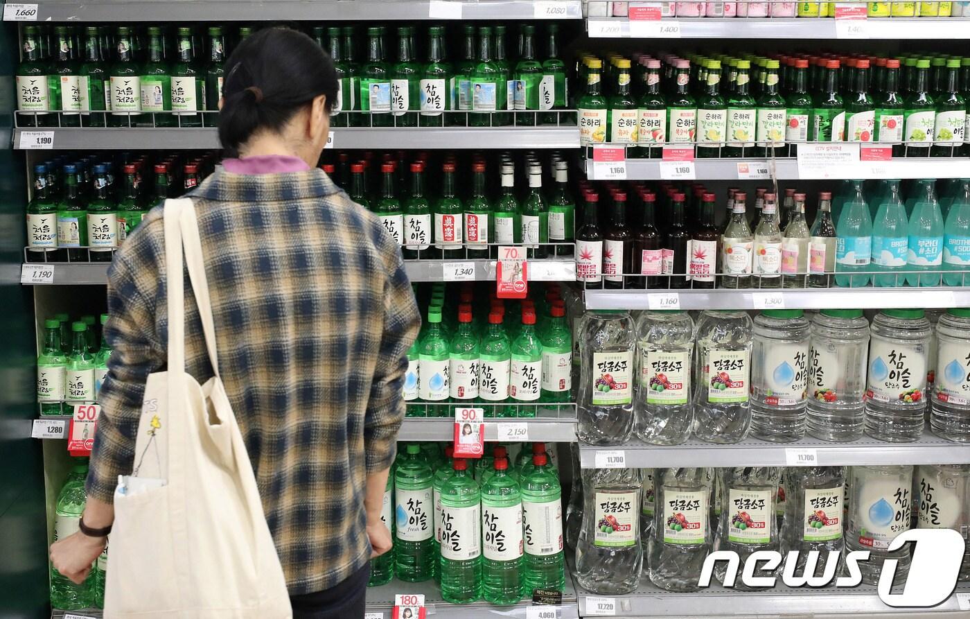 본문 이미지 - 22일 오후 서울시내 한 대형마트에서 한 소비자가 소주를 구매하고 있다.. 2018.10.22/뉴스1 ⓒ News1 박세연 기자