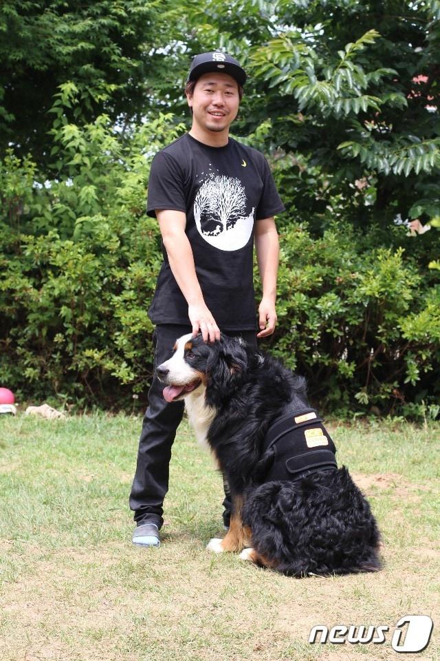 본문 이미지 - 양선일과 반려견 보그. 사진 양선일씨 제공 ⓒ News1