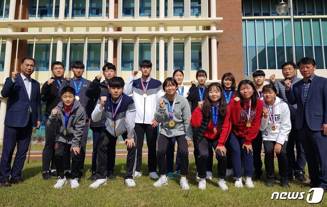 본문 이미지 - 전북체고 금메달 수상자들.(전북체육회 제공)ⓒ News1