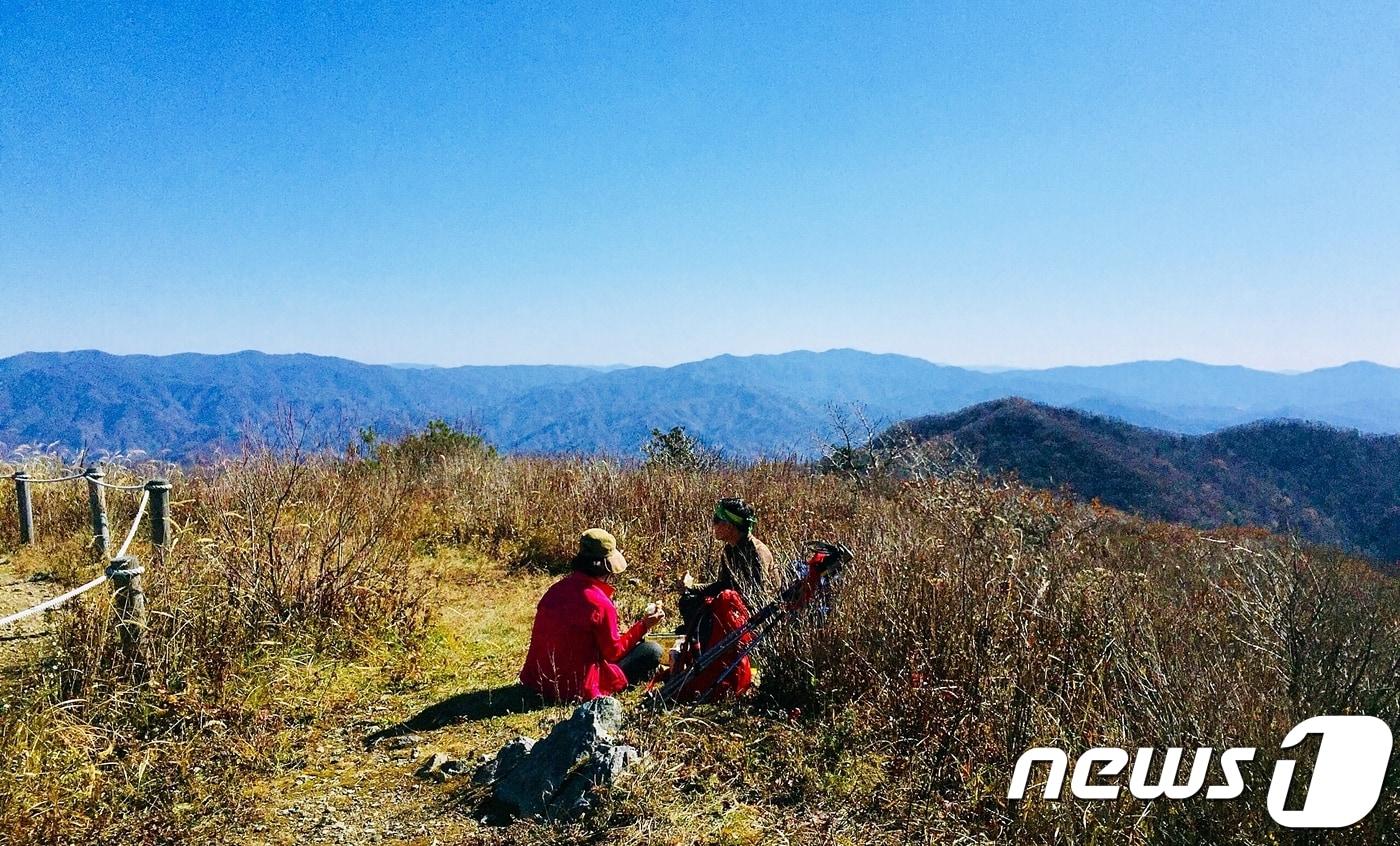 구룡덕봉 위에서 강원도 온갖 산맥들을 바라보며 점심을 하고 있는 등산객들. 정상 위에도 사람이 붐비지 않아 오롯이 주변 경관을 즐길 수 있다ⓒ News1