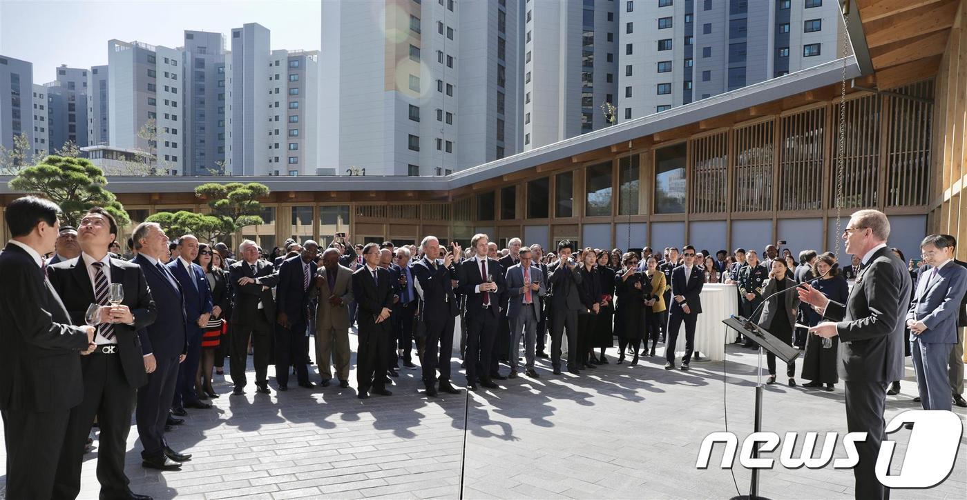 본문 이미지 - 리누스 폰 카스텔무르 주한 스위스대사가 19일 대사관 사전 개관식에서 환영사를 하고 있다. 조현 외교부 1차관(사진 뒤편)이 개관식에 참석했다. (주한스위대사관 제공)ⓒ News1
