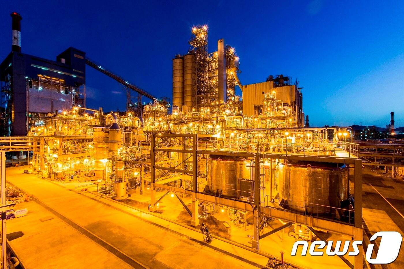 금호피앤비화학 여수공장 야경(금호석유화학그룹 제공)ⓒ News1