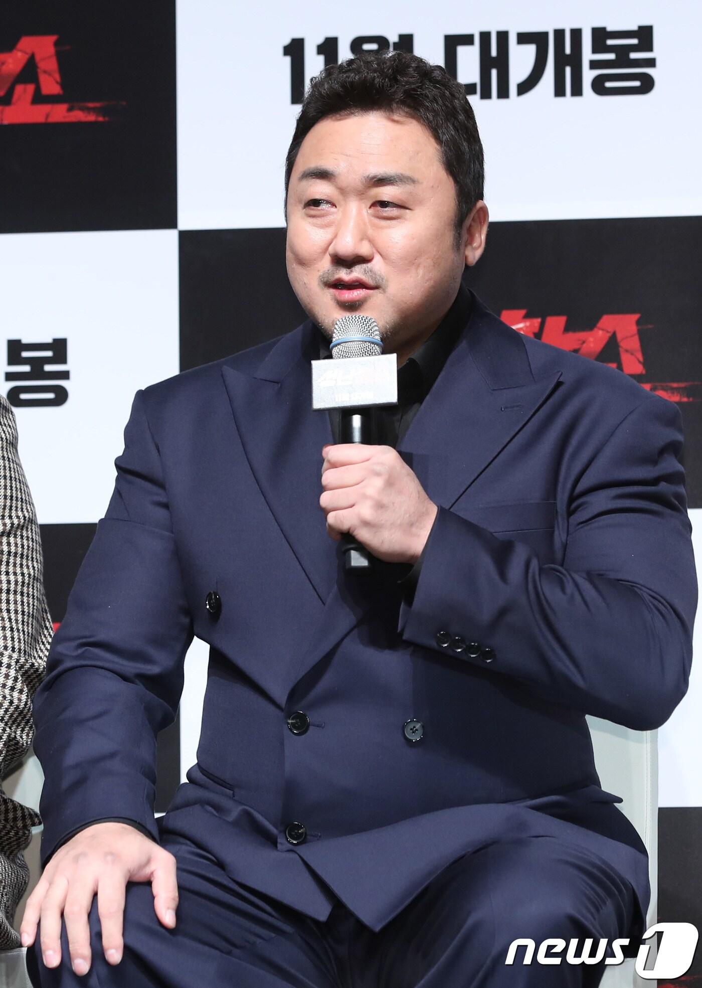 본문 이미지 - 배우 마동석이 23일 오전 서울 강남구 CGV 압구정점에서 열린 영화 '성난황소' 제작보고회에 참석해 인사를 하고 있다. ‘성난황소’는 한번 성나면 무섭게 돌변하는 동철(마동석 분)이 납치된 아내 지수(송지효 분)를 구하기 위해 무한 돌진하는 통쾌한 액션 영화다. 2018.10.23/뉴스1 ⓒ News1 권현진 기자