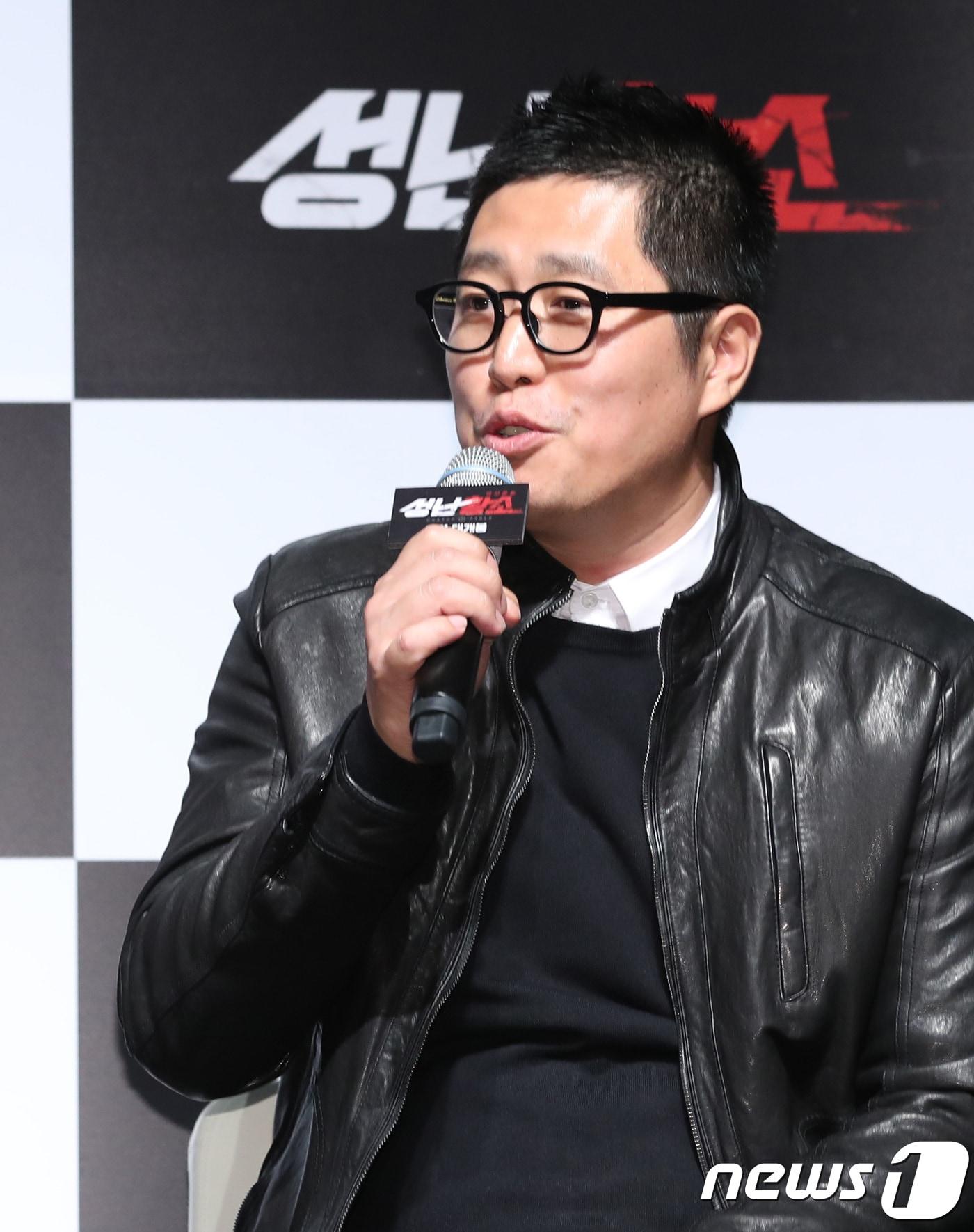 본문 이미지 - 배우 김민호가 23일 오전 서울 강남구 CGV 압구정점에서 열린 영화 '성난황소' 제작보고회에 참석해 인사말을 하고 있다. ‘성난황소’는 한번 성나면 무섭게 돌변하는 동철(마동석 분)이 납치된 아내 지수(송지효 분)를 구하기 위해 무한 돌진하는 통쾌한 액션 영화다. 2018.10.23/뉴스1 ⓒ News1 권현진 기자