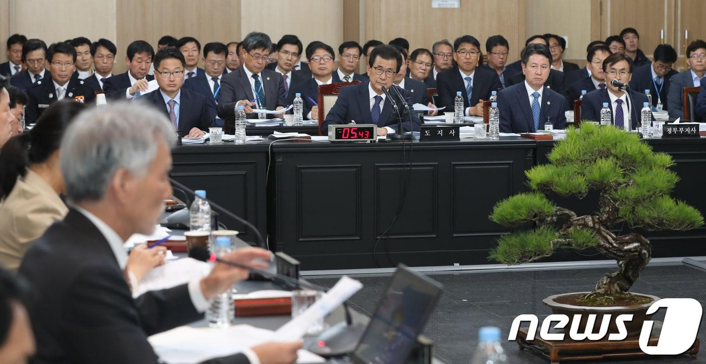 본문 이미지 - 이시종 충북지사가 23일 오전 충북도청 대회의실에서 열린 충청북도에 대한 국회 행정안전위원회 국정감사에서 제천 화재 참사 유가족들의 입장문을 듣고 있다. 2018.10.23/뉴스1 ⓒ News1 김용빈 기자