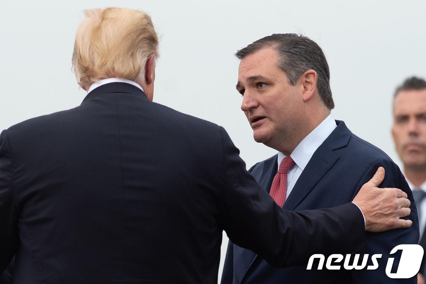 도널드 트럼프 미국 대통령이 2018년 10월 중간선거 지원 유세차 텍사스  휴스턴의 공항에 도착해 테드 크루즈 상원의원의 환영 인사를 받고 있는 모습. 2018.10.22. ⓒ AFP=뉴스1 ⓒ News1 우동명 기자