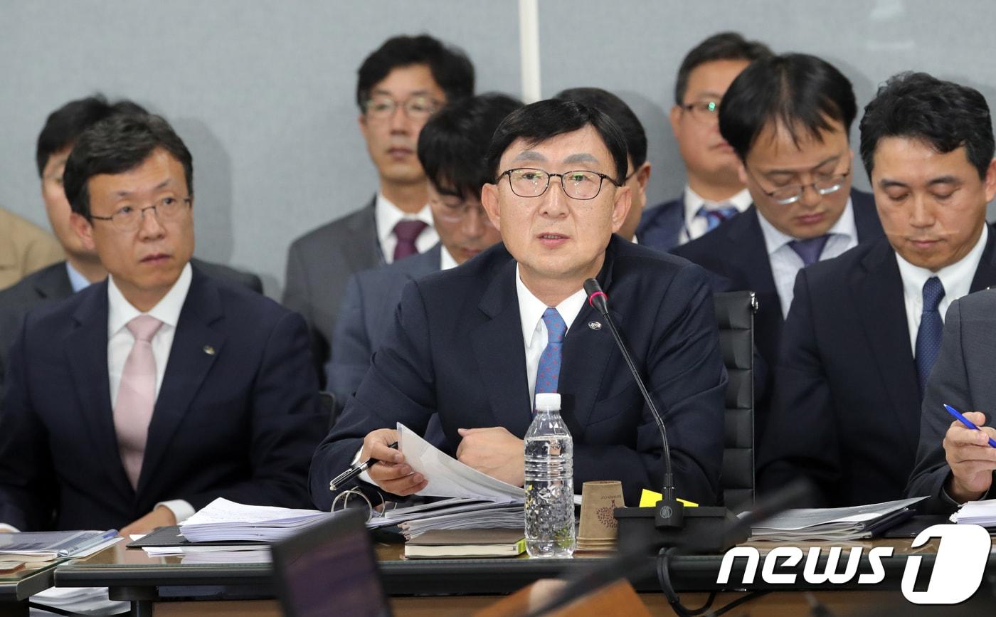 안효준 국민연금 기금운용본부장(가운데).2018.10.23/뉴스1 ⓒ News1 문요한 기자