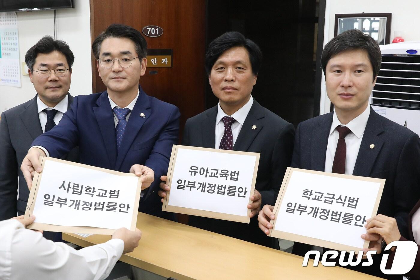 본문 이미지 - 박용진 더불어민주당 의원 및 더민주 의원들이 23일 오후 서울 여의도 국회 의안과에 '비리유치원 근절 대책 3법률안을 제출하고 있다. 왼쪽부터 박찬대, 박용진, 조승래, 김해영 의원. 2018.10.23/뉴스1 ⓒ News1 임세영 기자