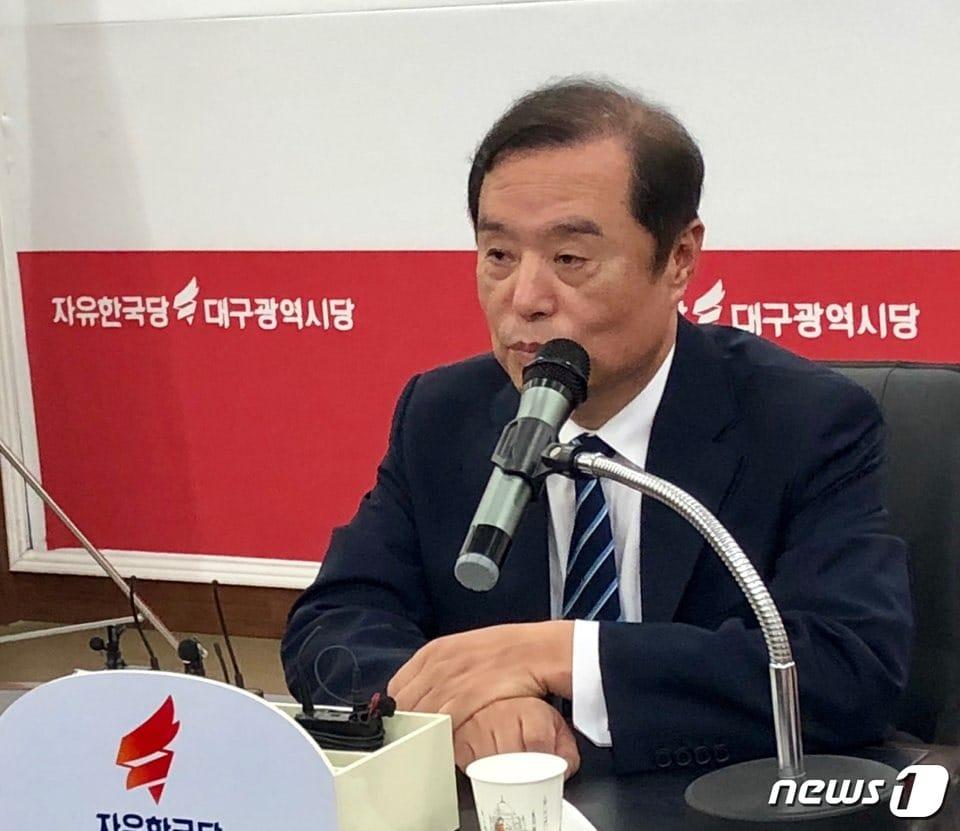 본문 이미지 - 자유한국당 김병준 비상대책위원장이 23일 오후 한국당 대구시당에서 열린 언론인 간담회에서 당내 인적쇄신 방향성에 대해 말하고 있다. 2018.10.23/뉴스1 남승렬 기자/ⓒ News1