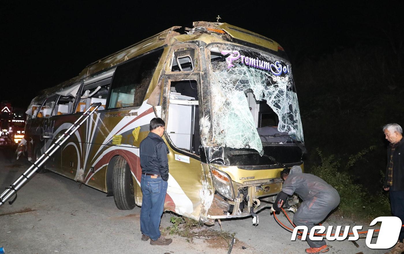 본문 이미지 - 고속도로에서 15명이 사상하는 인사사고를 낸 고속버스 기사가 불가피한 사고였다는 취지로 무죄를 선고받았다. 사진은 지난 2018년 사고 당시 모습 /뉴스1 ⓒ News1
