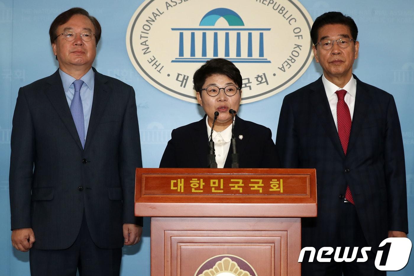 본문 이미지 - 임이자 간사(가운데) 등 국회 환경노동위원회 소속 자유한국당 의원들 ⓒ News1 민경석 기자