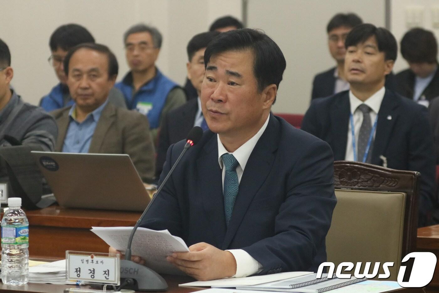 본문 이미지 - 24일 오전 부산시의회에서 열린 부산교통공사 사장 후보자 인사검증회에서 정경진 후보자가 발언을 하고 있다. 2108.10.24/뉴스1 ⓒ News1