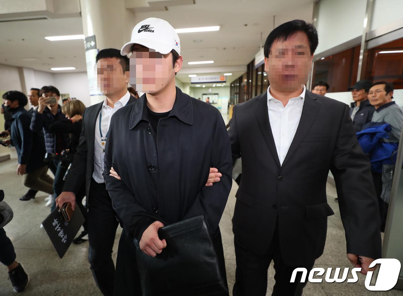 본문 이미지 - 걸그룹 카라 출신 구하라에게 협박과 상해, 강요 혐의를 받고 있는 전 남자친구 최 모씨가 24일 구속 전 피의자 심문(영장실질심사)을 마친 뒤 서울 서초구 서울중앙지방법원을 나서고 있다. 2018.10.24/뉴스1 ⓒ News1 허경 기자