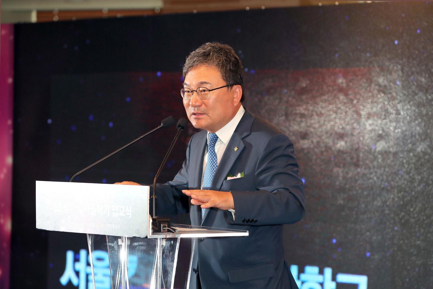 본문 이미지 - 이상직 중소기업진흥공단 이사장이 24일 서울 목동 중소기업유통센터에서 열린 '8기 청년창업사관학교 입교식' 및 '서울 청년창업사관학교 개소식'에서 인사말을 하고 있다. (사진제공=중진공) ⓒ News1