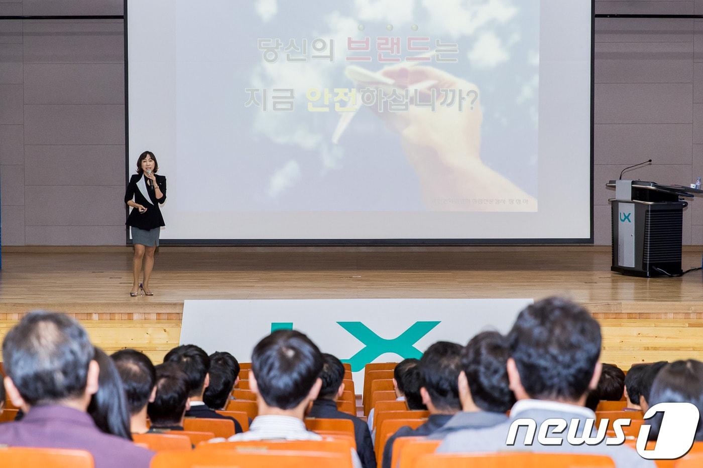 본문 이미지 - 장정아 청렴전문강사가 24일 LX 본사 2층 대강당에서 전북 공공기관과 상생·협력하는 민간기업 종사자를 대상으로 교육을 진행하고 있다.(LX 제공)2018.10.24/뉴스1ⓒ News1